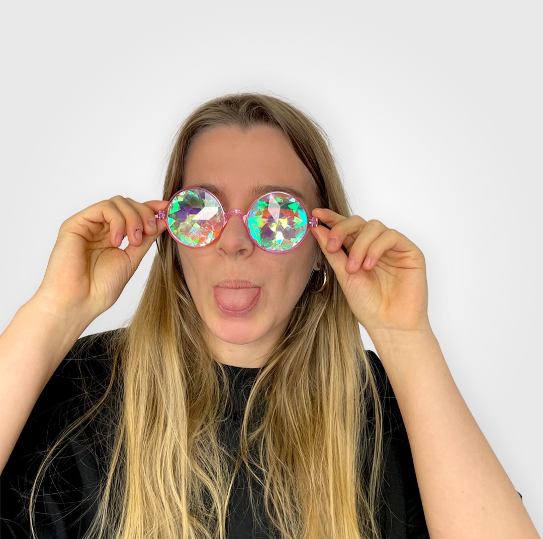Verrückte Brille verursacht den Kaleidoskopeffekt beim Durchsehen
