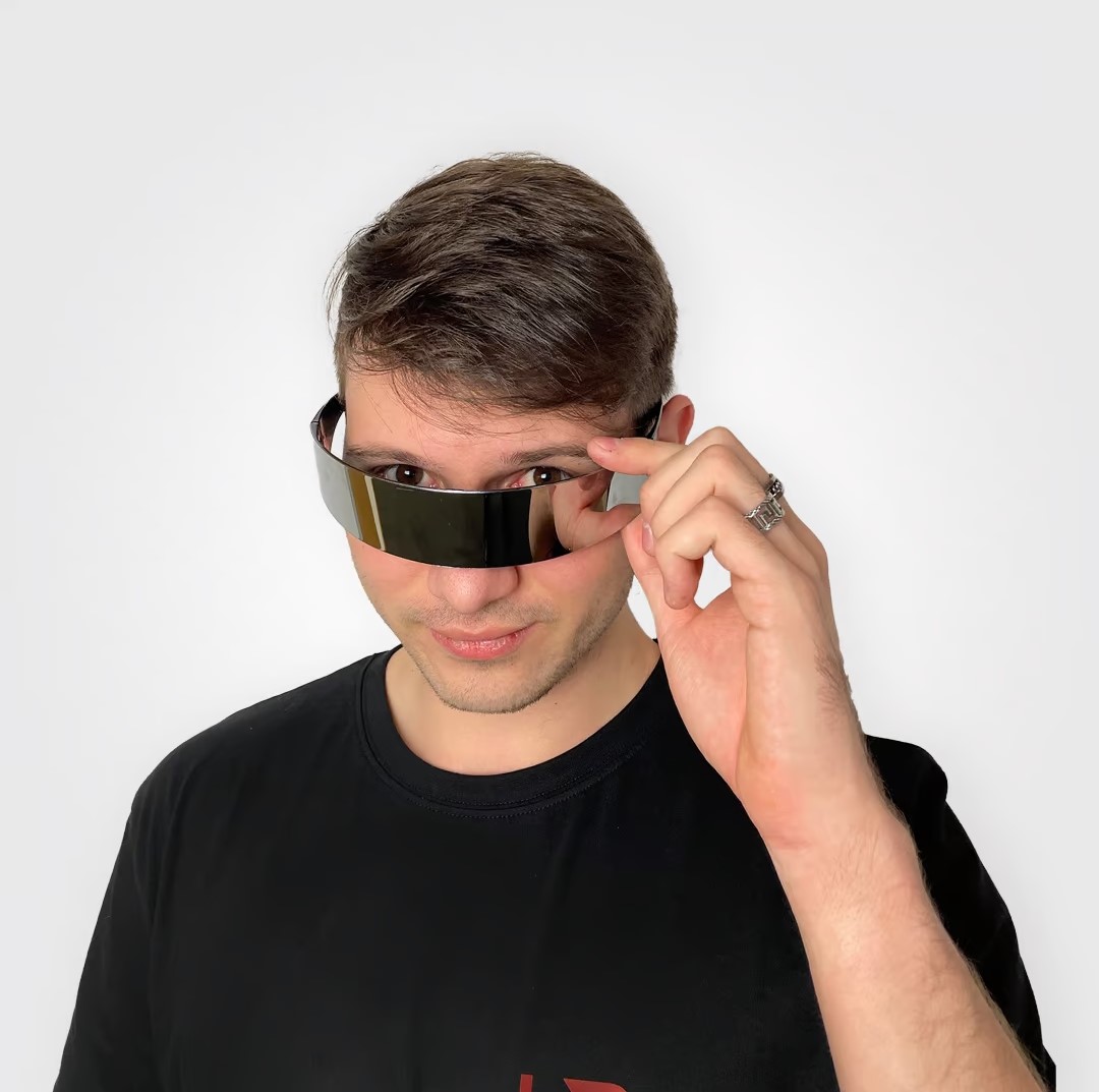 Brille biegt sich vollständig um Kopf des Trägers und hat somit einen einzigartigen Look